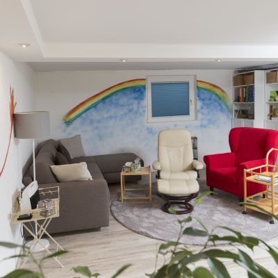 Angelika Andree Therapie Hypnose Behandlungszimmer Regenbogen